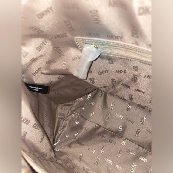 DKNY - Picture 8 of 9